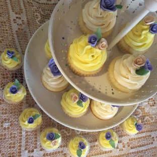 Vanilla and lemon cupcakes with gum past flowers